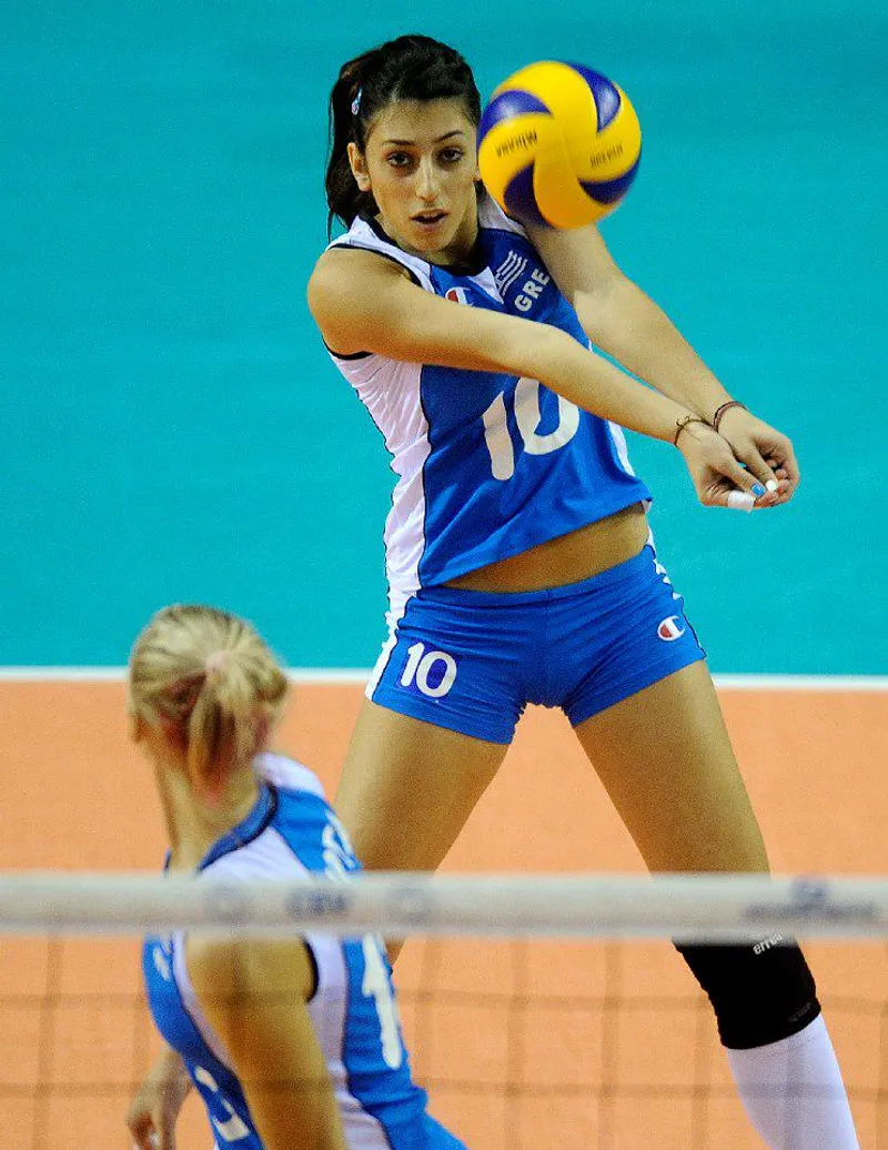Thumbnail Ólga Strántzali: YongWeddle Showcases Stunning VolleyballGirls Art