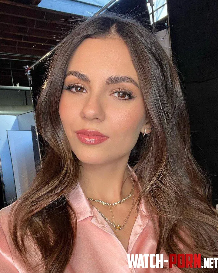 Victoria Justice by nadeniss