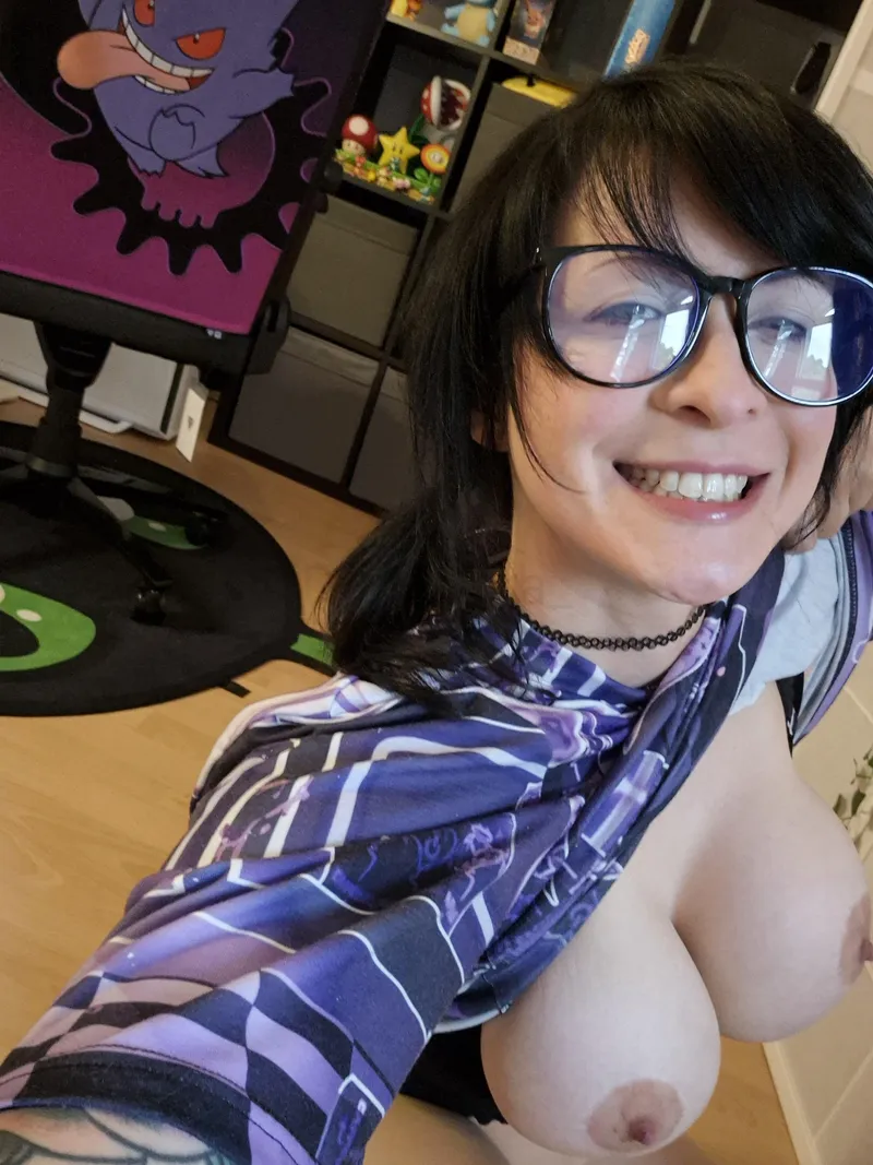 Thumbnail Smile & Boobs: Allure of BigBoobsGW