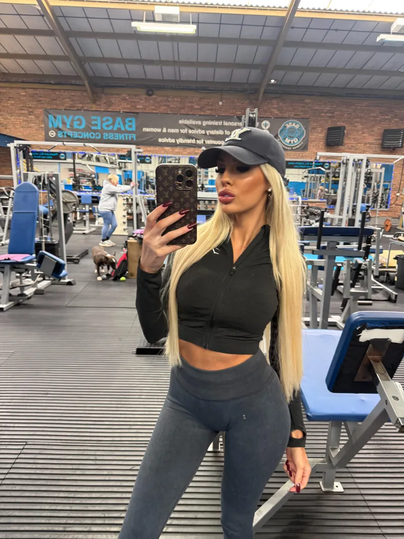 Thumbnail Gym mirror said ‘damn’… now it’s your turn to agree by CakeSupp