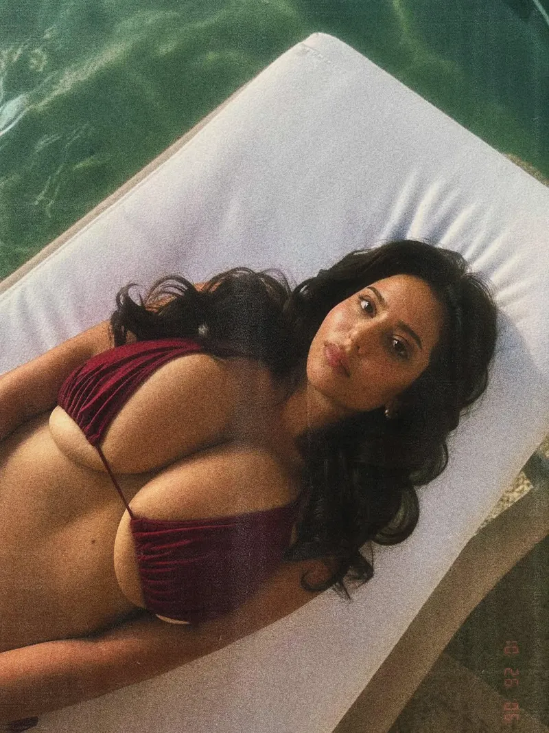 Thumbnail Caught on Camera: ChefDeadEye's bigtitsinbikinis Experience