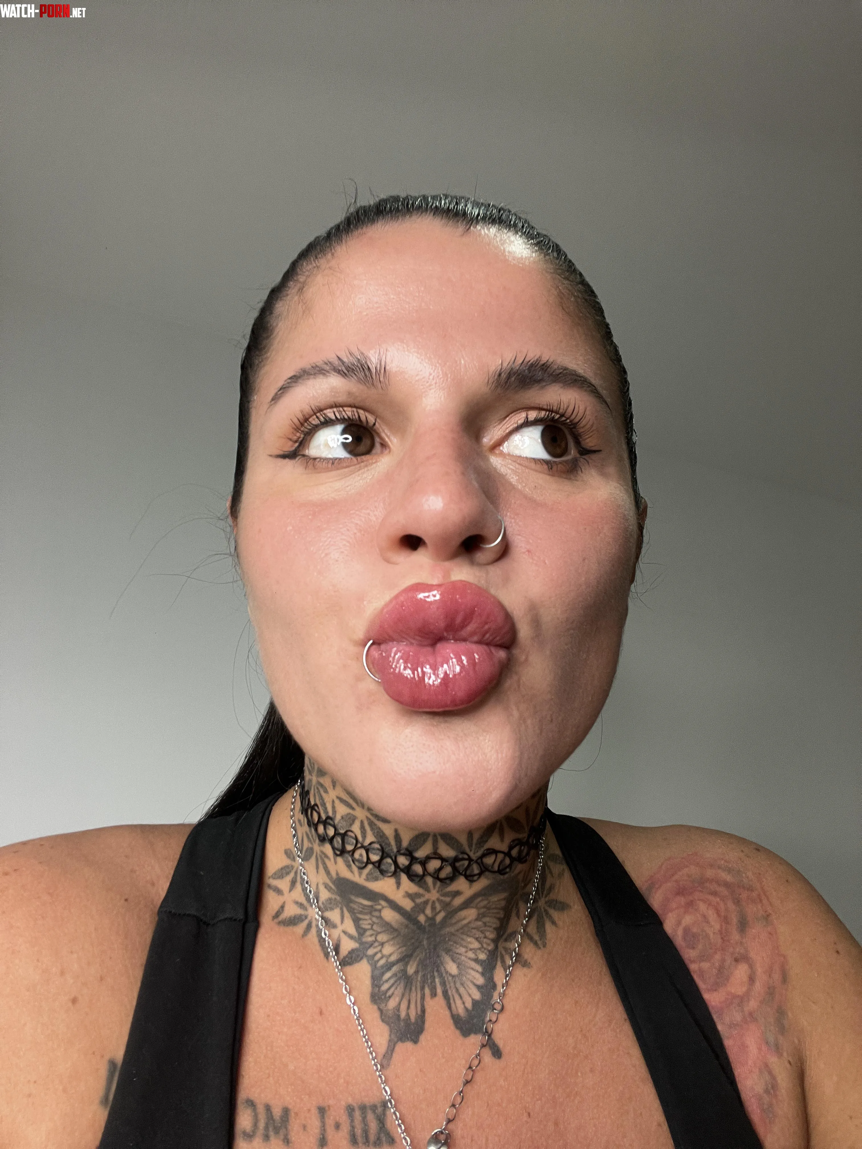 Imagina mis labios apretando tu rostro y llenándote de gloss by girlytattoo