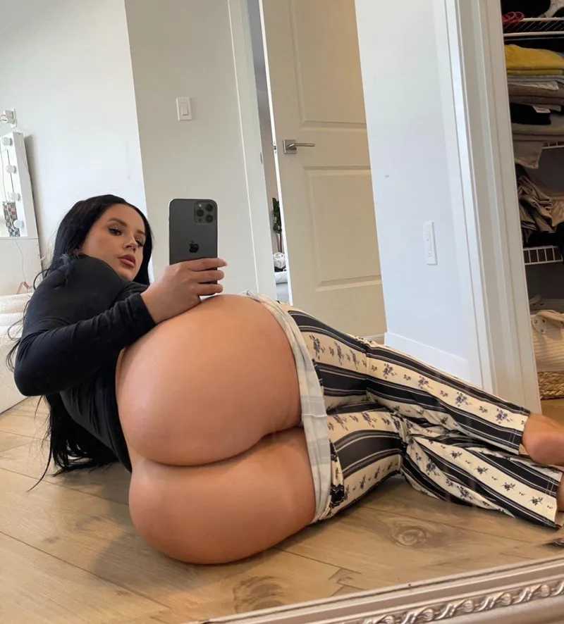 Thumbnail Irresistible Size: Will Rosearchive's Curves Make You Forget Condoms?