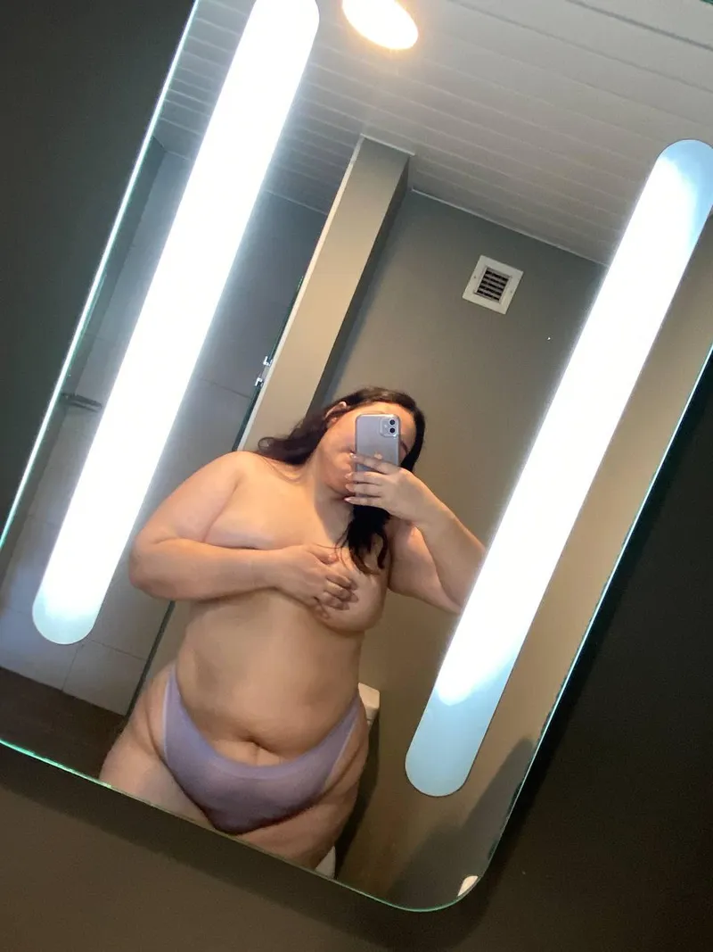 Thumbnail AriPeachCake011: Curious Invitation to Discover What Lies Under the Handbra