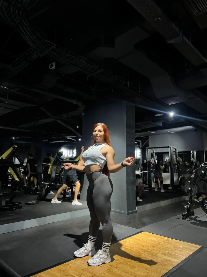 Thumbnail Smiling and Going Hard at the Gym by Real-Diver8010 | ThickFit Fun