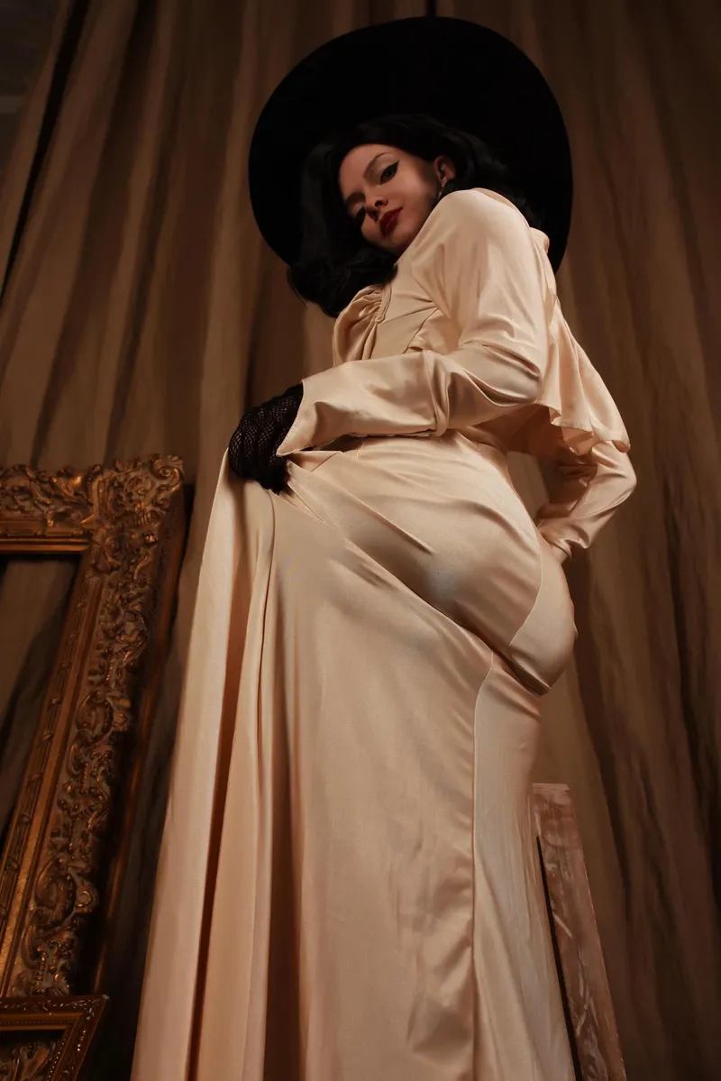 Thumbnail Evenink Nails Lady Demitrescu from Resident Evil in Stunning Cosplay