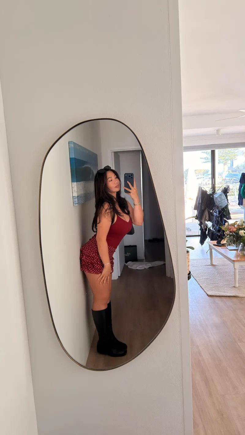 Thumbnail Rocketreyna's Mirror Triumph: Shattering Reflections