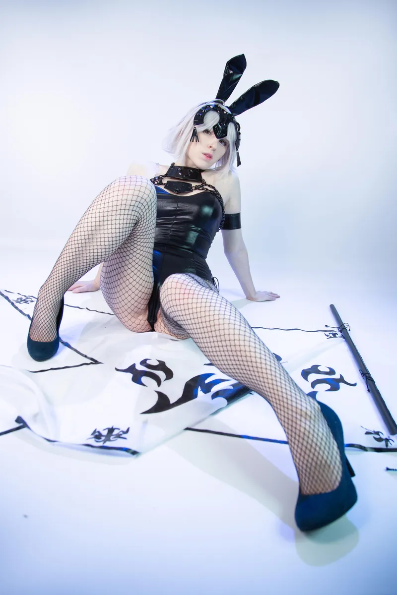 Thumbnail KindnessKindi Embodies Jeanne d'Arc Alter in Captivating Cosplay