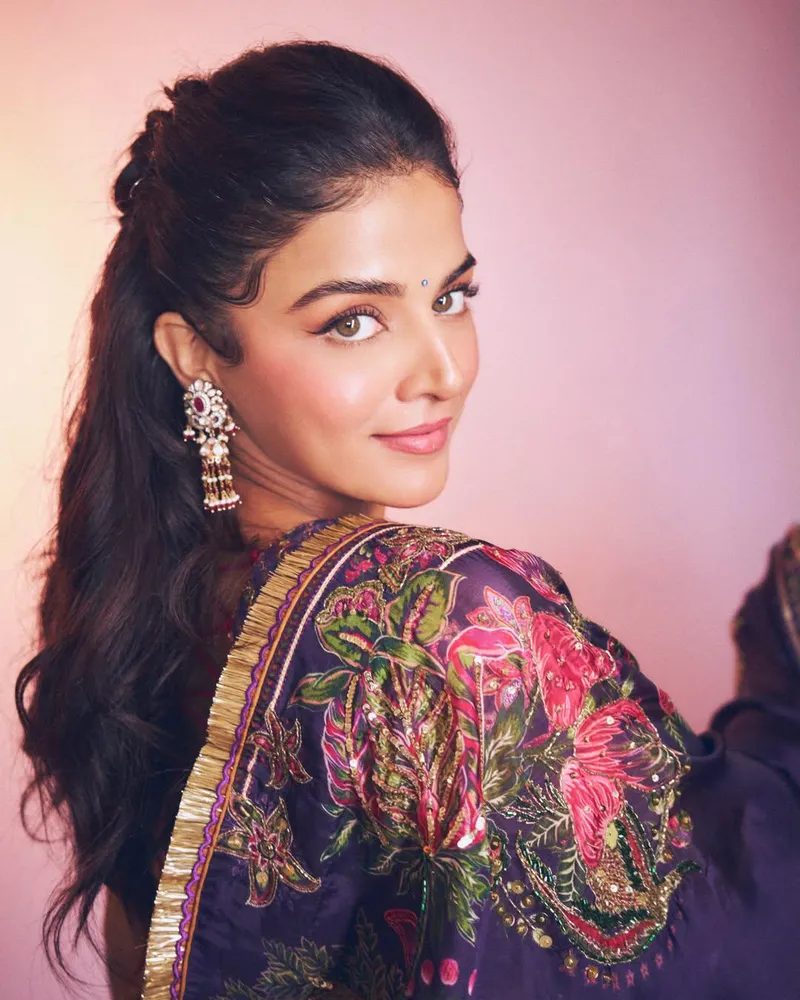 Thumbnail Discover Wamiqa Gabbi's Charm in the Realm of Pretty Girls by sagar9175