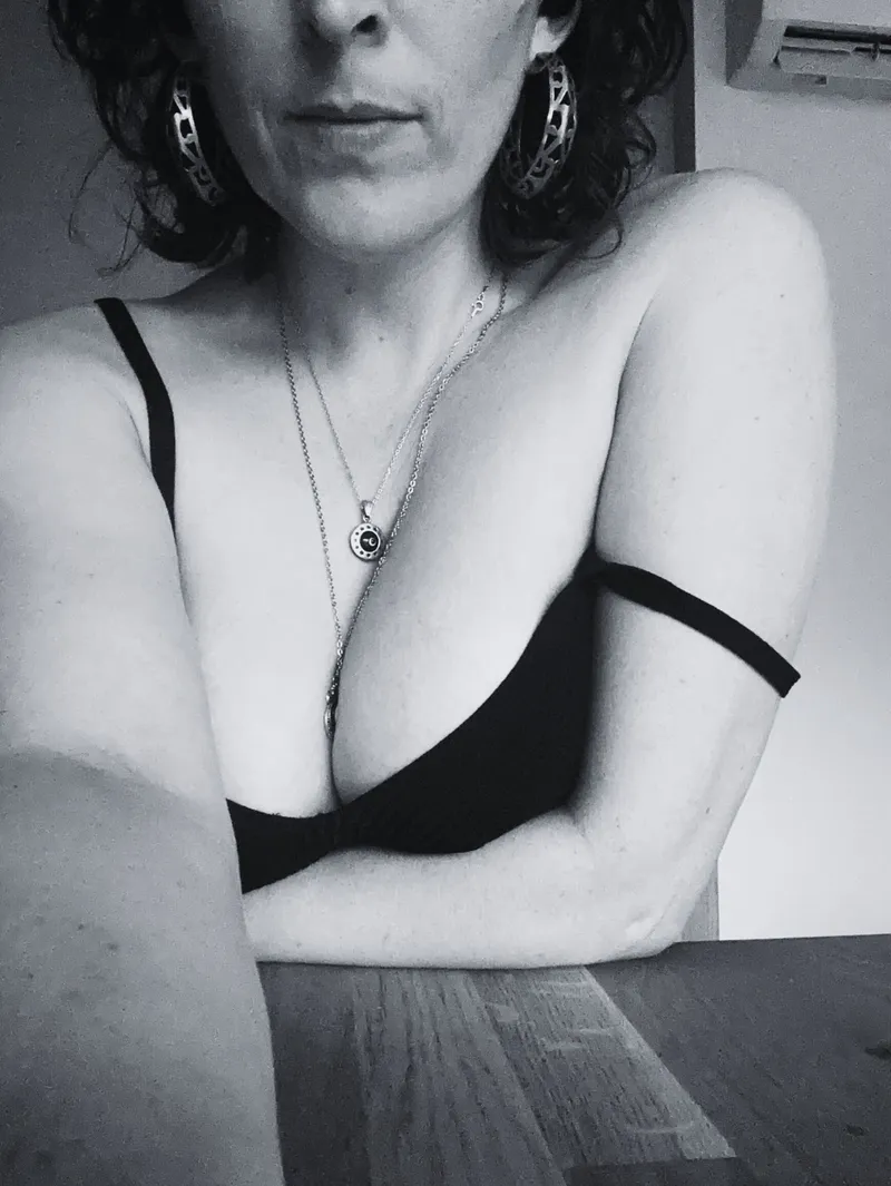 Thumbnail that_villainess Asks: Are You Distracted by This Cleavage?