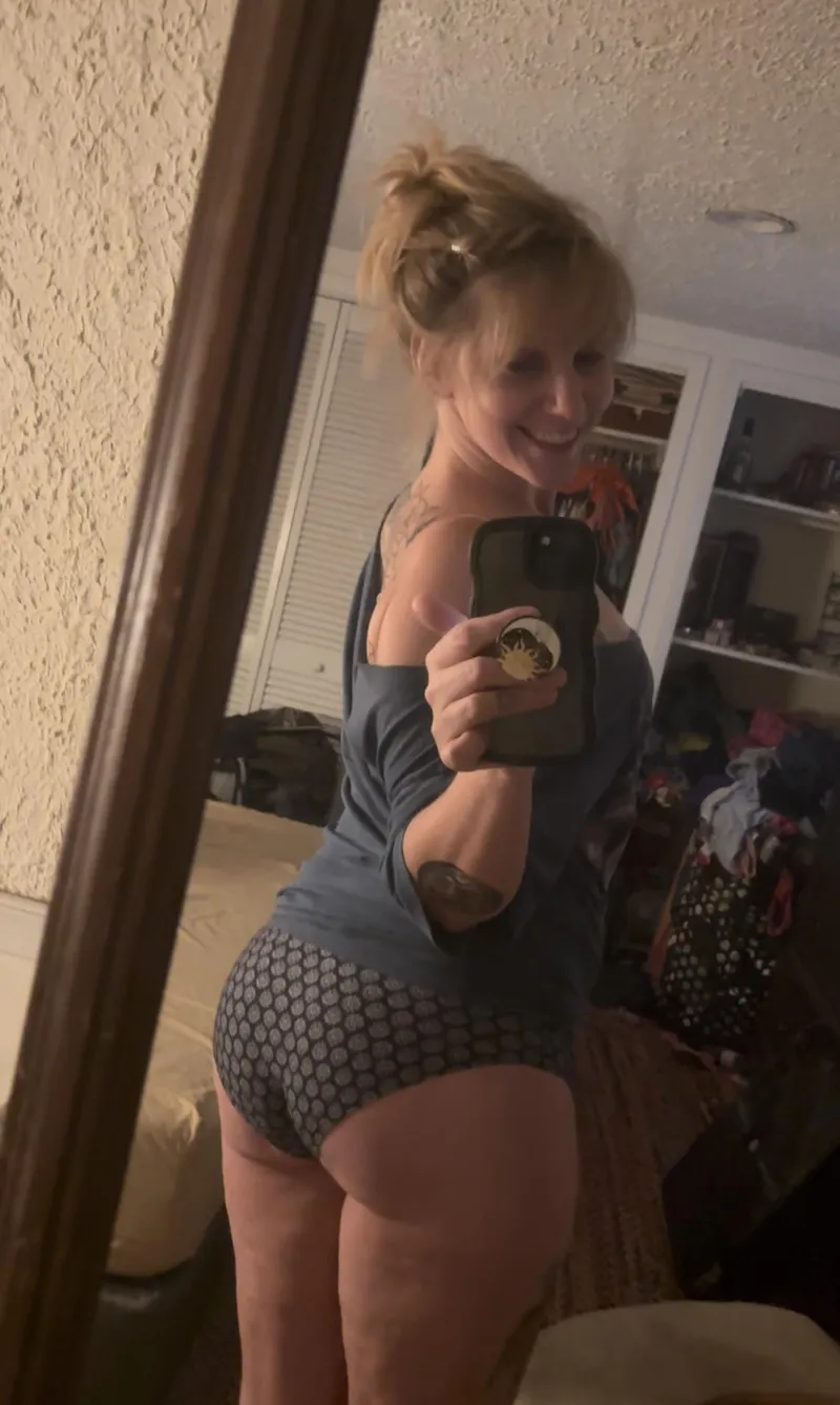 Thumbnail For Those That Like a Lot of Junk in the Trunk by NoraVines | MirrorSelfie
