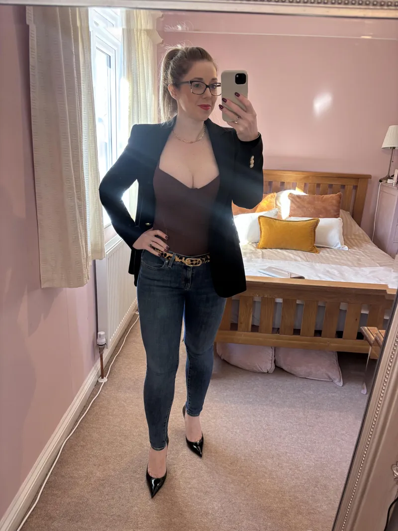 Thumbnail Josie_Glass: Playfully Drawing Attention to Cleavage