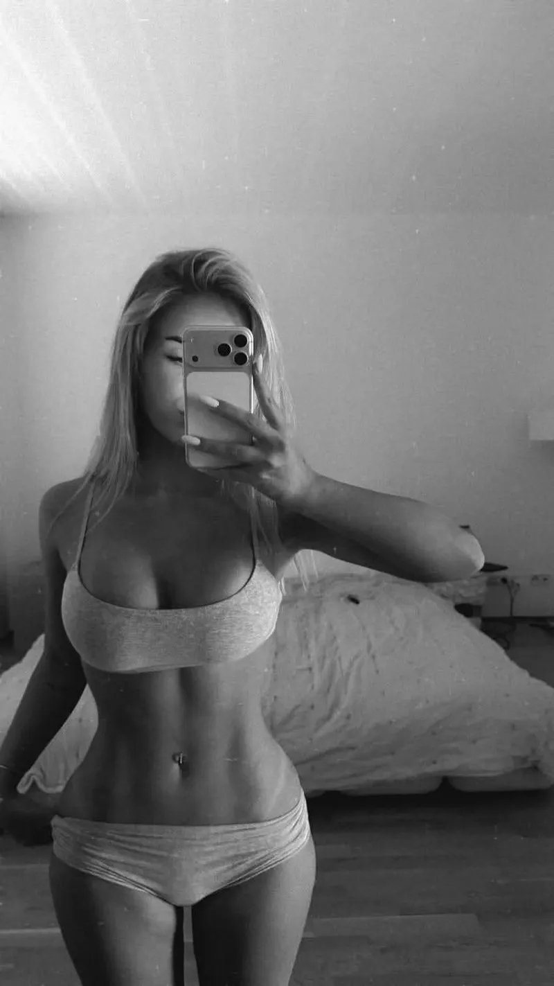 Thumbnail Candryne Invites You to CUM to mee in MirrorSelfie