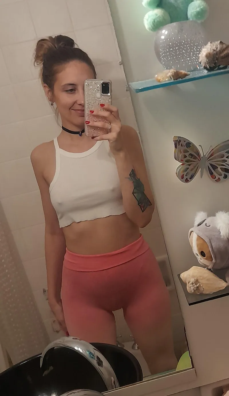 Thumbnail Slutty Sophie's Braless Antics Unveiled