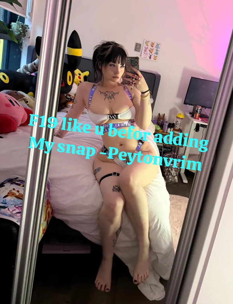 Thumbnail Exploring MirrorSelfies: 'Fuck Me Daddy I'm Down' by huskysocks