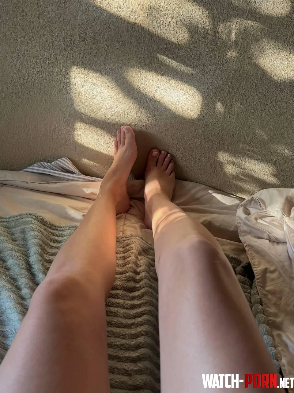The sun kissing my legs by ArcaneLadies