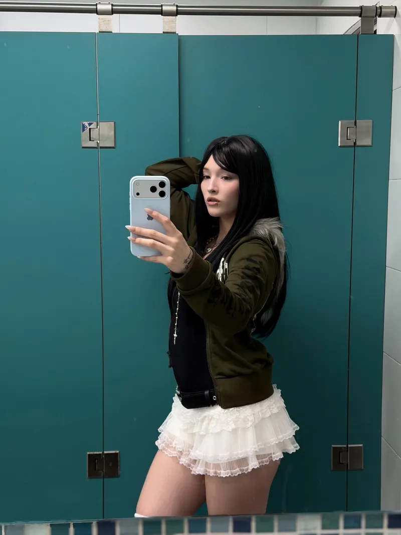 Thumbnail LyraNoir Showcases an Obedient Goth Sight