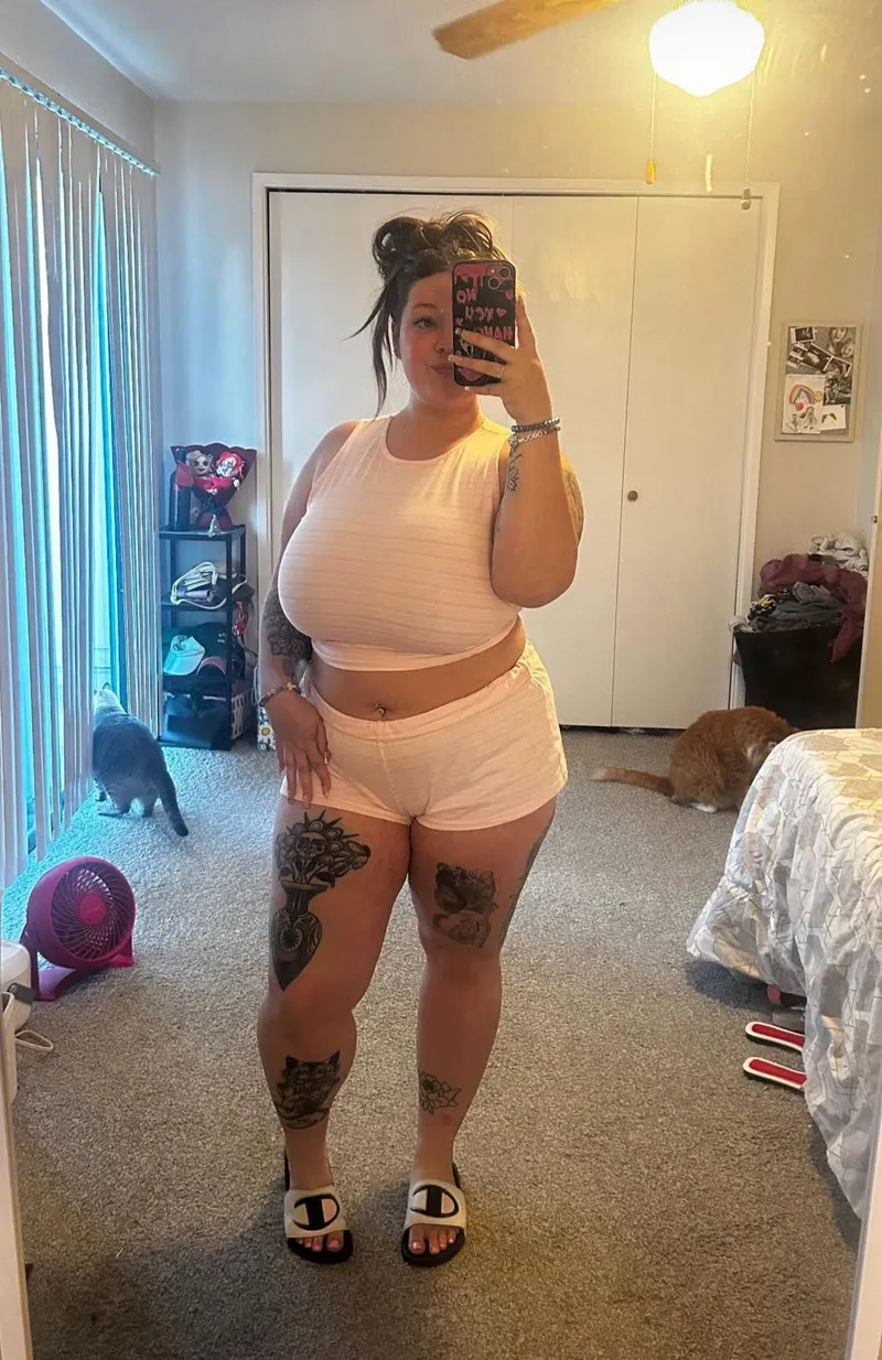 Thumbnail Cozy Nights: Exploring Pyjamas in the World of 2busty2hide