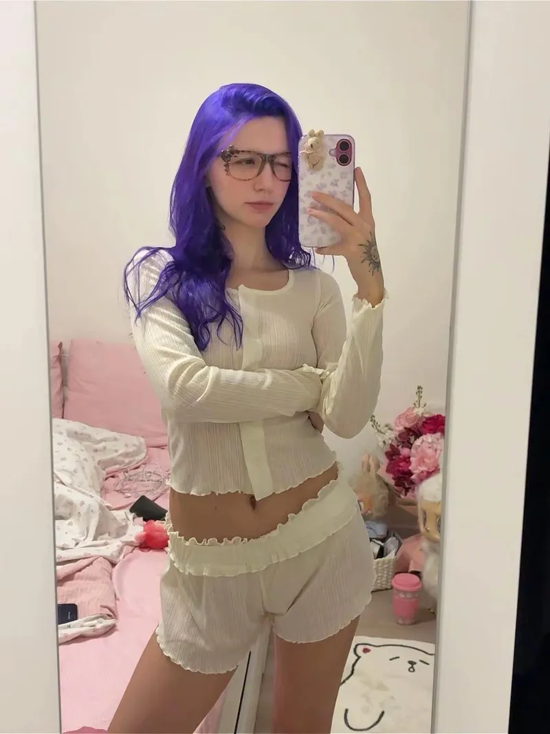 Thumbnail Purrr-fectly Purple: Dive into purrplesun's Color World