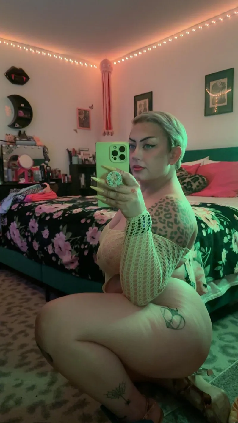 Thumbnail kekebee888's Feeling Sexy AF with Leggy Confidence