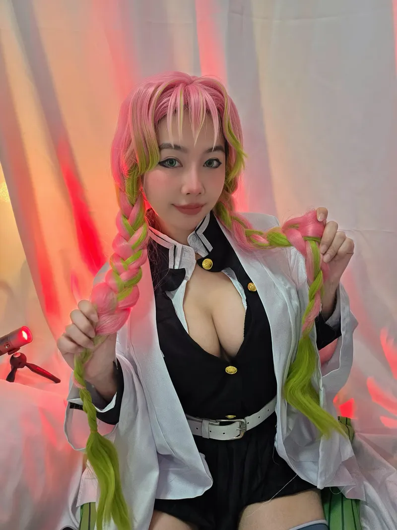 Thumbnail Blush-BunnyX Embodies Mitsuri (Jenny) from Demon Slayer in Cosplay
