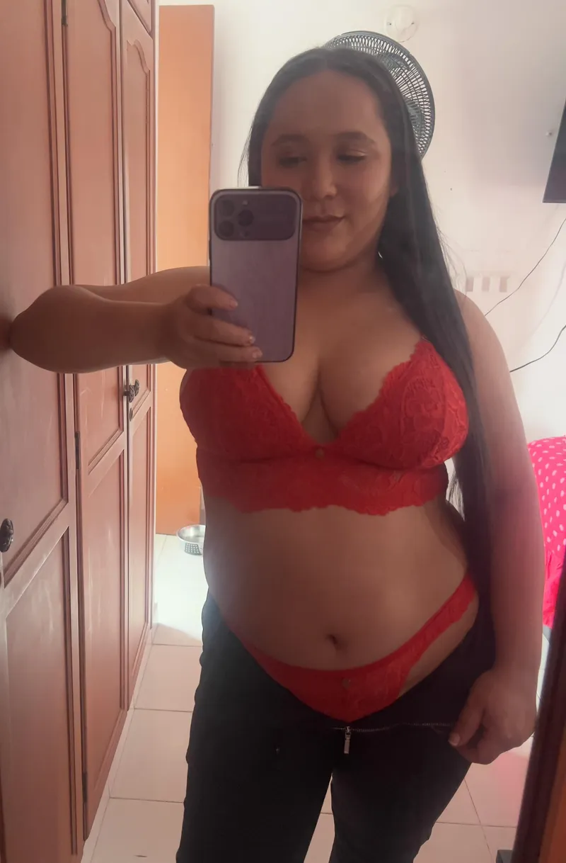 Thumbnail QueenRousy Seeks Your Opinion on Her Chic Crop Top