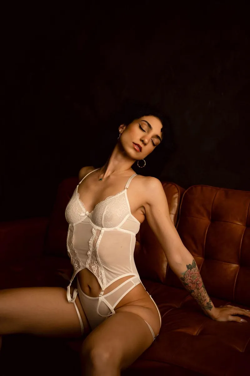 Thumbnail Vilynna’s Seductive Invitation: Take Me (;