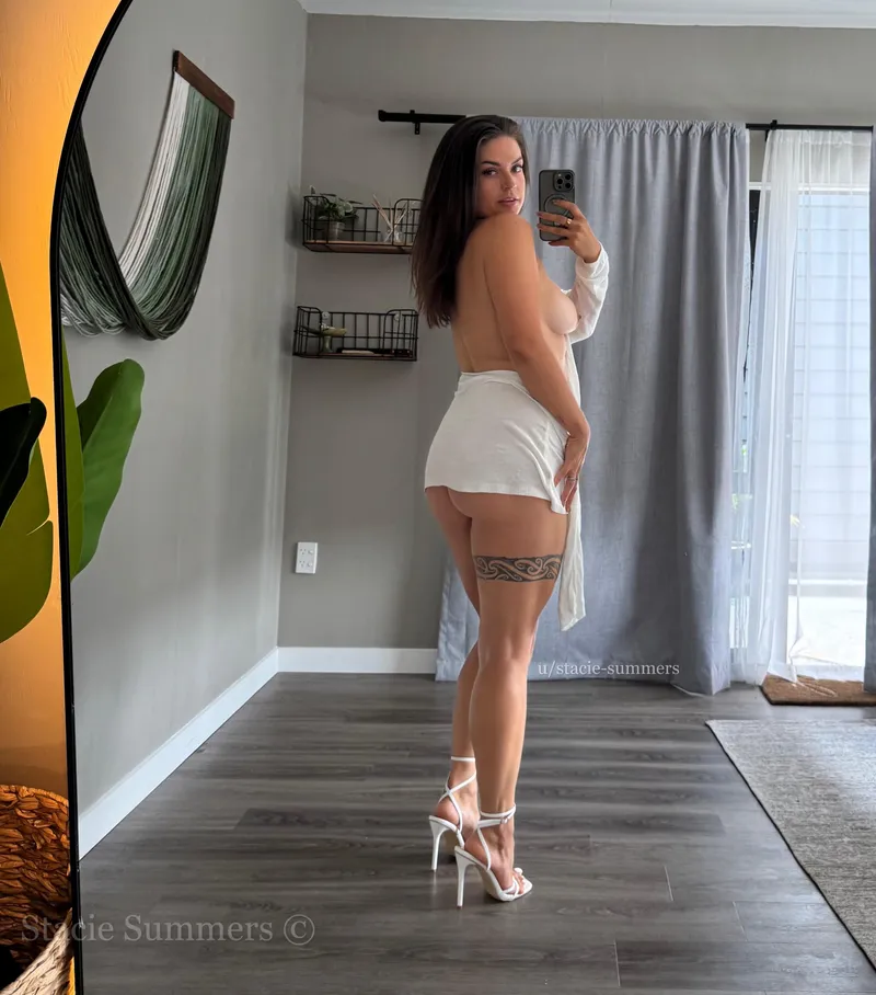 Thumbnail Stacie-Summers' Heel-Wearing Deal