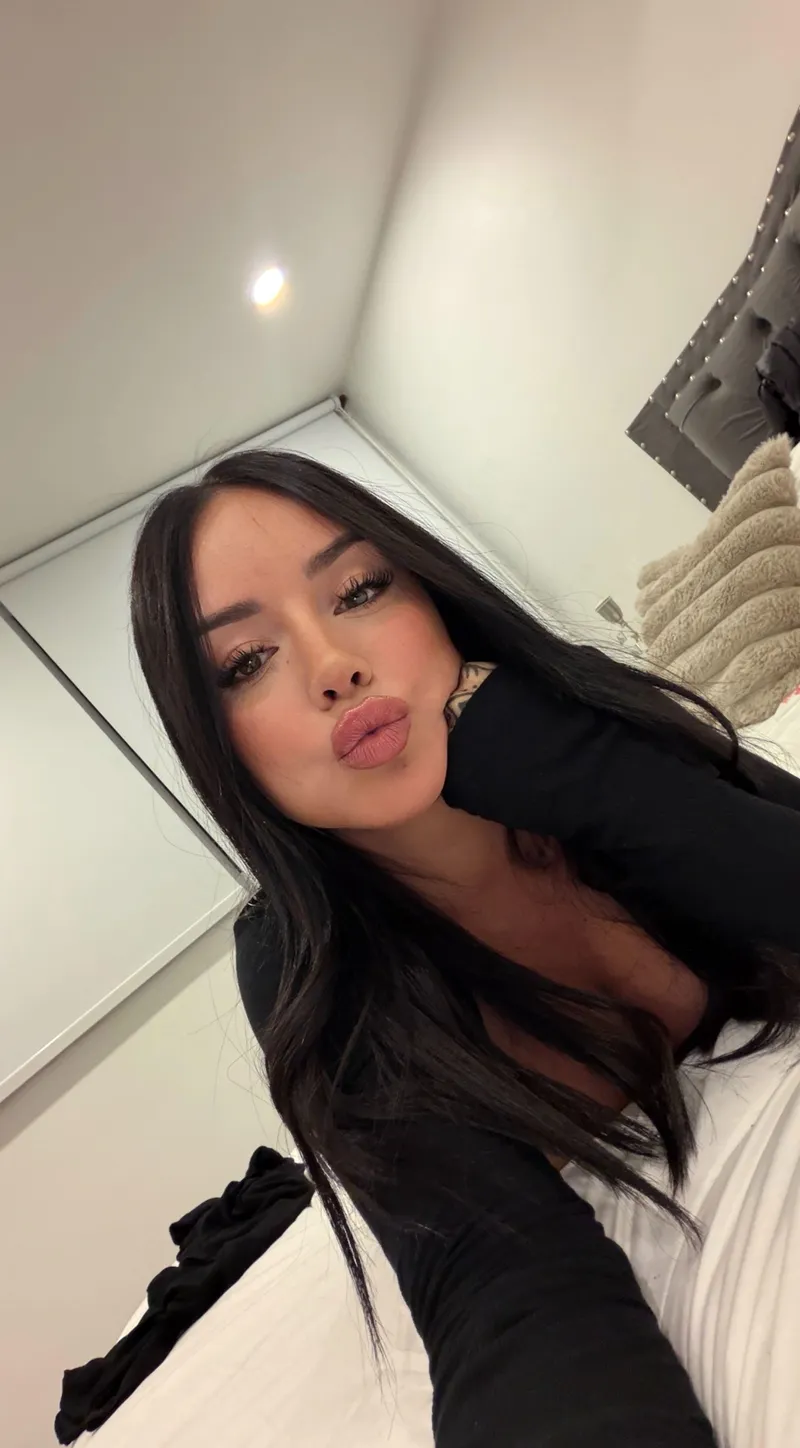 Thumbnail SereneSorceressx Showcases Soft Look in Pouty Attitude
