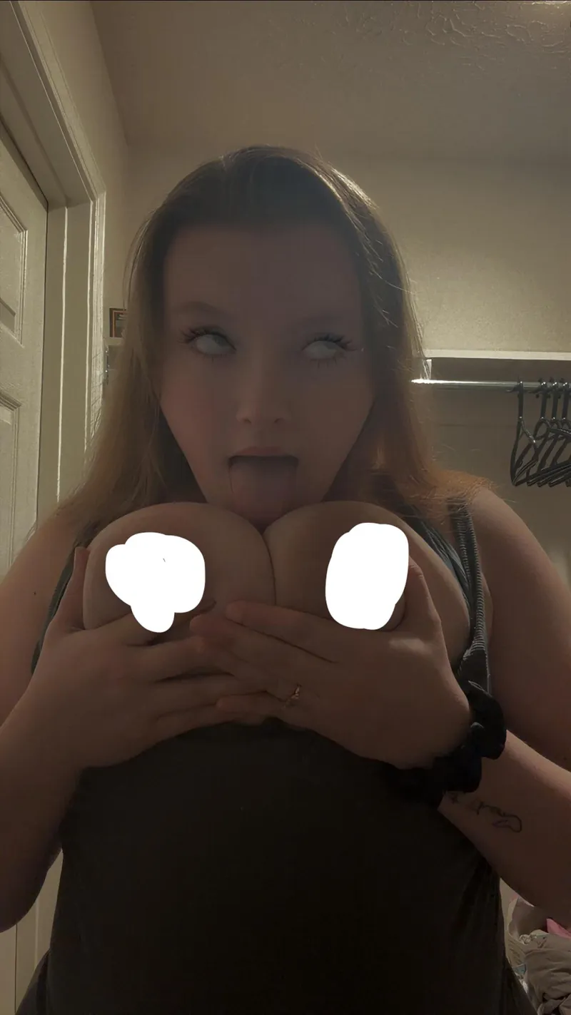 Thumbnail Indulge in the World of a Horny MILF with FluidPineapple8020