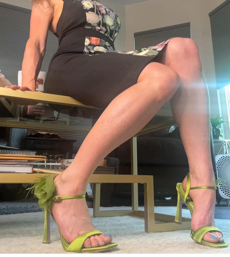 Thumbnail FitMilfSam's Stylish Pointers: Knee-Length Fashion for Moms