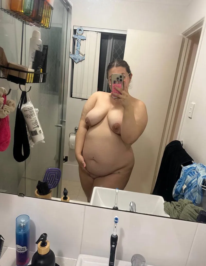 Thumbnail Embracing Motherhood: cheeky_yelo's Journey as a Pregnant Brunette