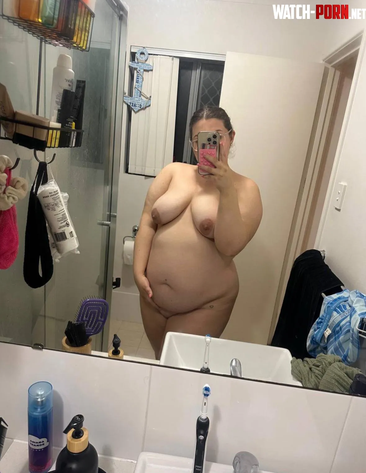 Pregnant brunette by cheeky_yelo
