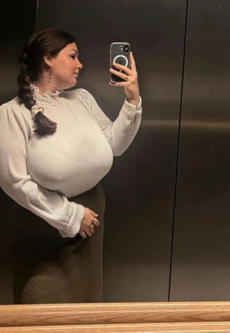 Thumbnail Free_Outcome6593's Captivating Busty Selfie in 2busty2hide
