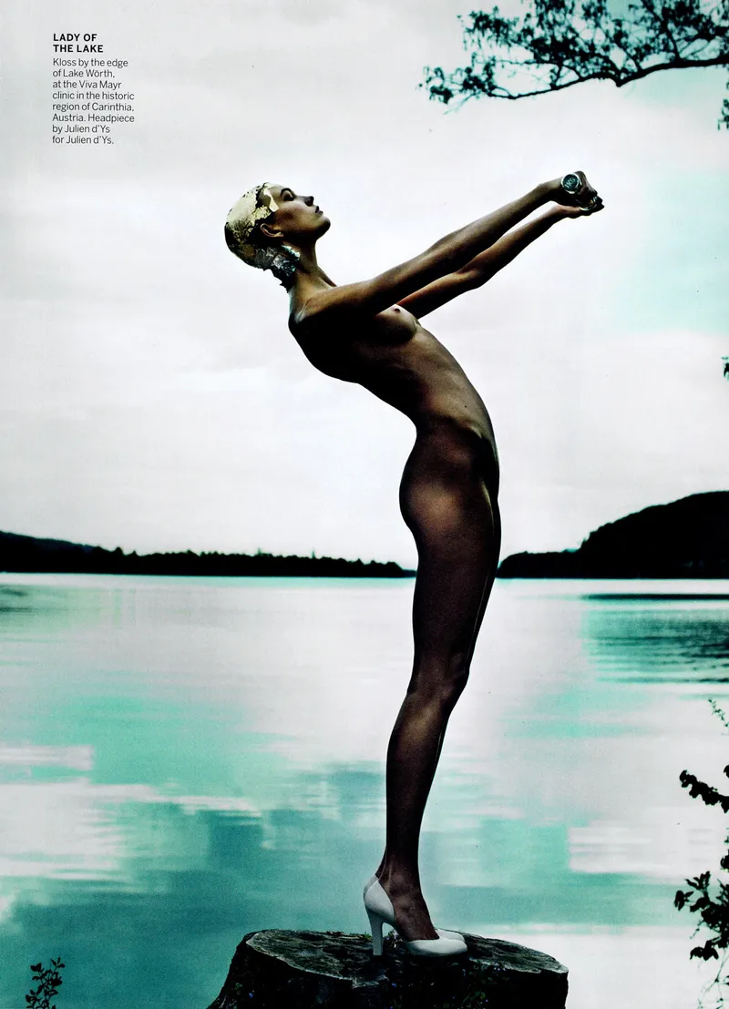 Thumbnail Karlie Kloss Vogue Editorial by Mario Testino Uncovered