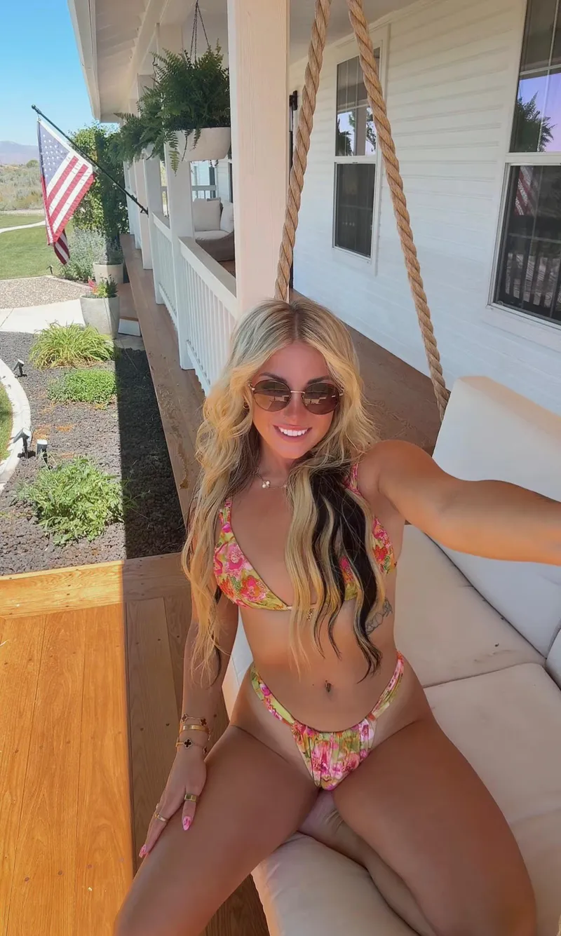 Thumbnail Bikini Fun Unleashed: Zonamaeee's Revealing Photo Journey