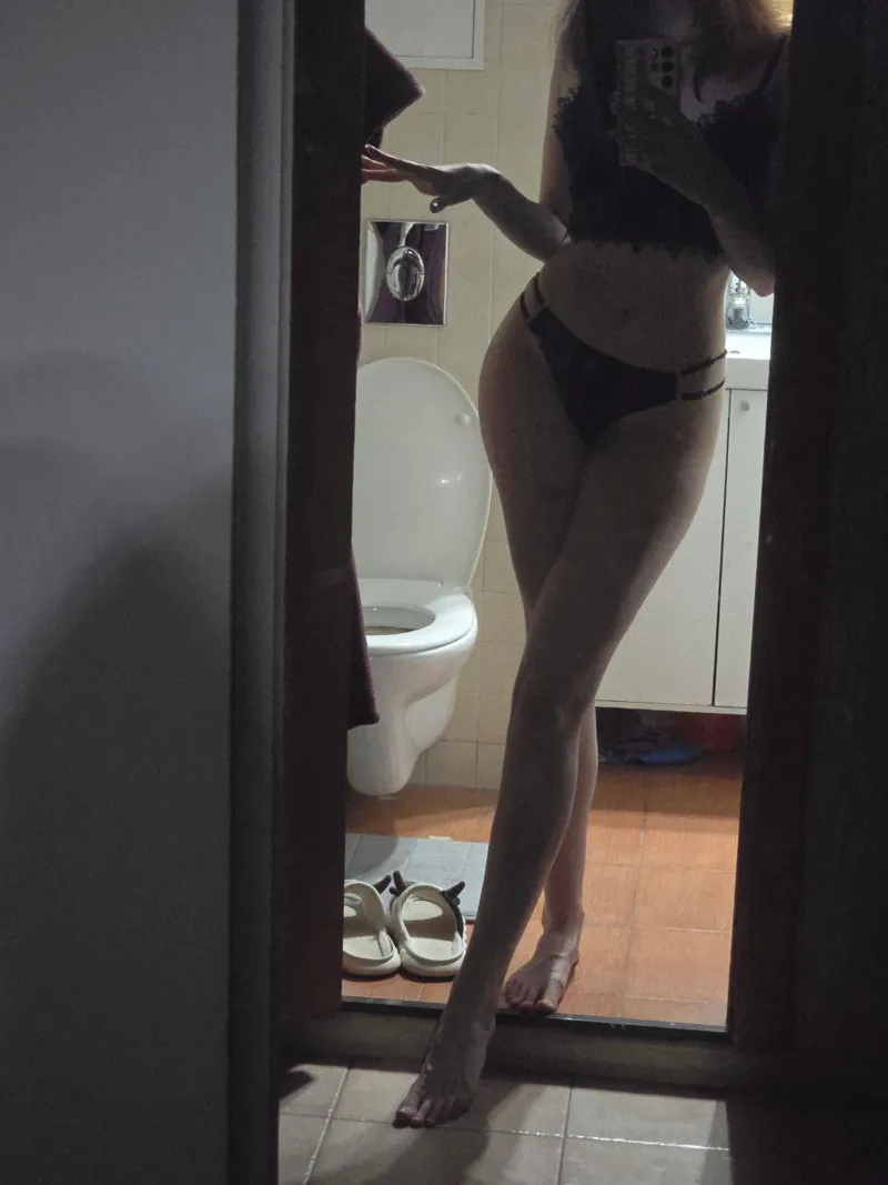 Thumbnail A Reflection Worth Your Glance by lunarwhisperq | MirrorSelfie