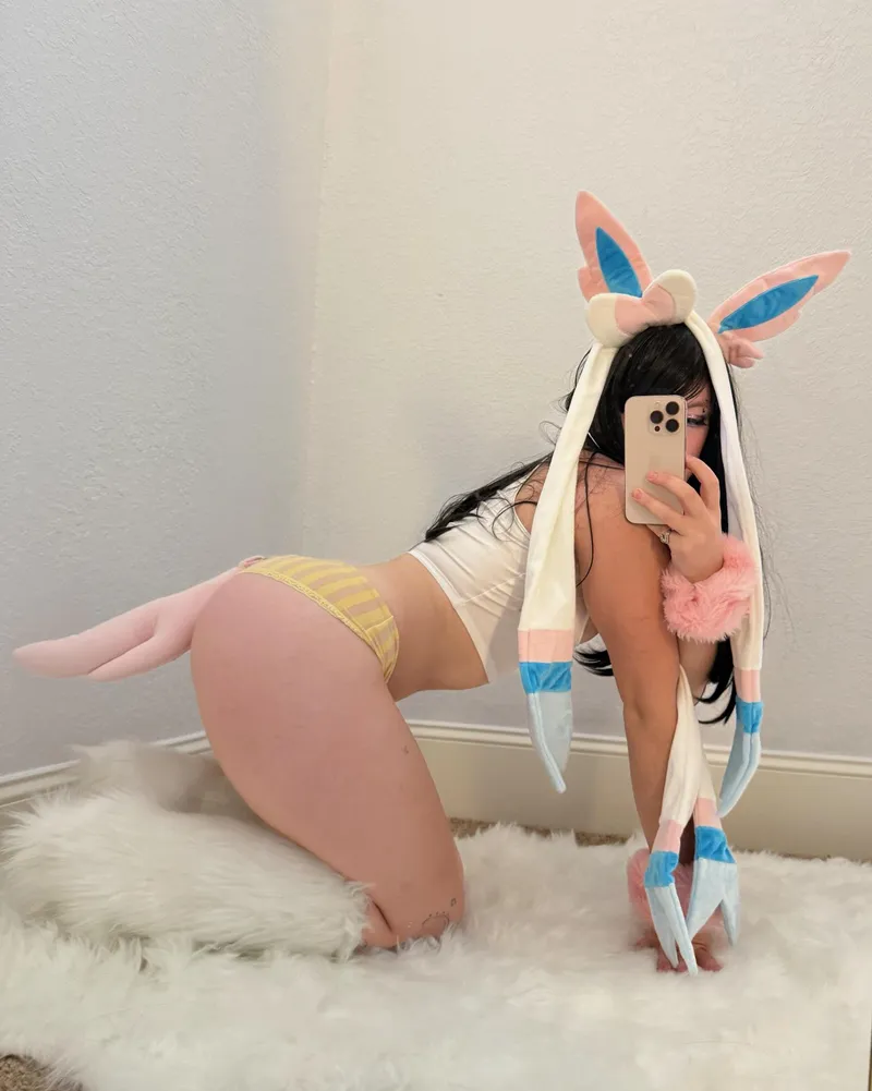 Thumbnail Elexirrrr Captivates in Sylveon Cosplay