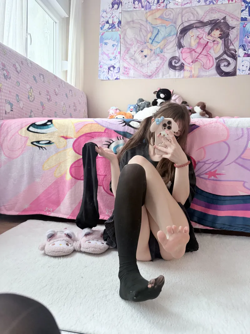 Thumbnail Indulge in Decadent Desires: GirlWithoutEdges's Plea in the Fetish Category
