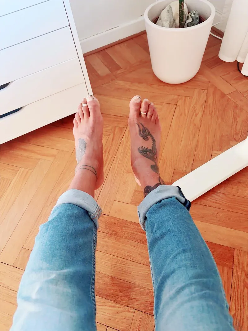 Thumbnail Wanna pamper my naked feet? [oc] by Arieltheangel88