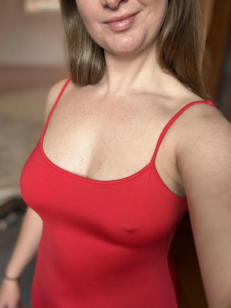 Thumbnail sophiasubxx Glows with Freedom in Braless Delight