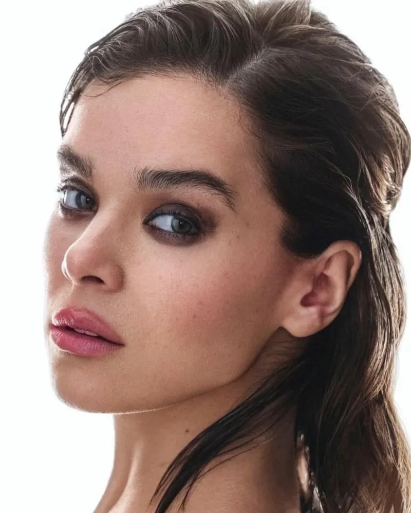 Thumbnail Respected-Commander Reflects: Hailee Steinfeld's Enchanting Aura