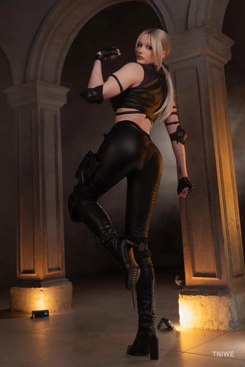 Thumbnail Tniwe Amazes with Sonya Blade from Mortal Kombat on cosplaybutts