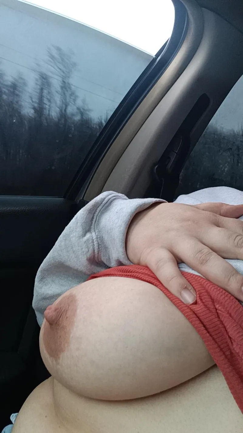 Thumbnail Leighannalikesfun: Titties Out for a Must-Have Drive