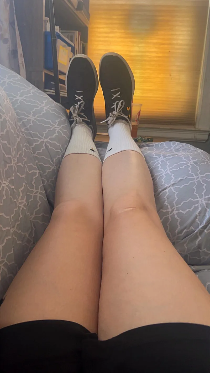 Thumbnail Engage with Leggy Beauty: A Welcome Hi 💙 | fruitpunch77