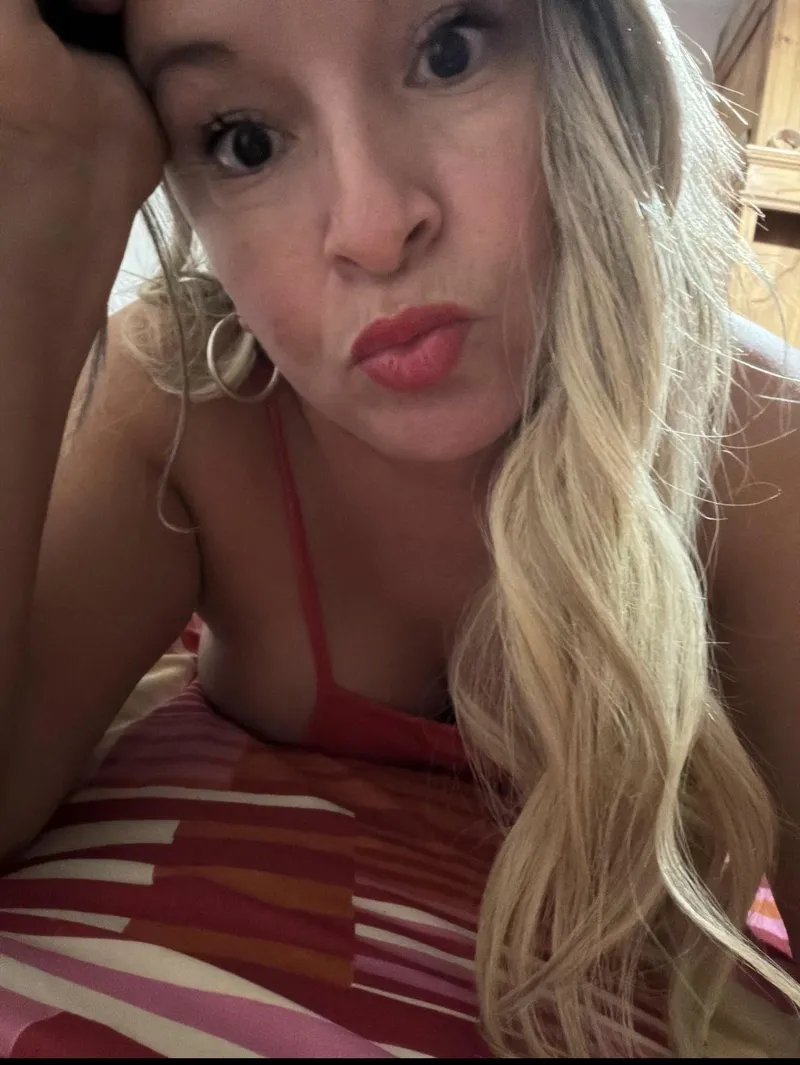 Thumbnail Seductive MILF Vibes: Explore with Me | estrellitafugazz
