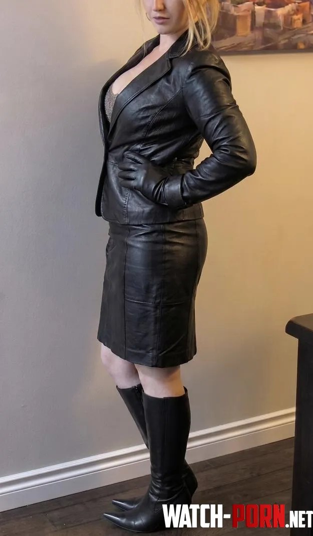 Is this more of a secretary vibe, or a boss leather babe vibe? Either way. I know I’m right 🖤😈 by heeledobsession