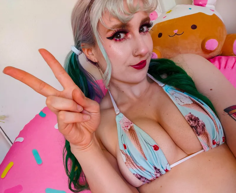 Thumbnail Babylaceylea Shows Cleavage in Bikini - Sensual Photos