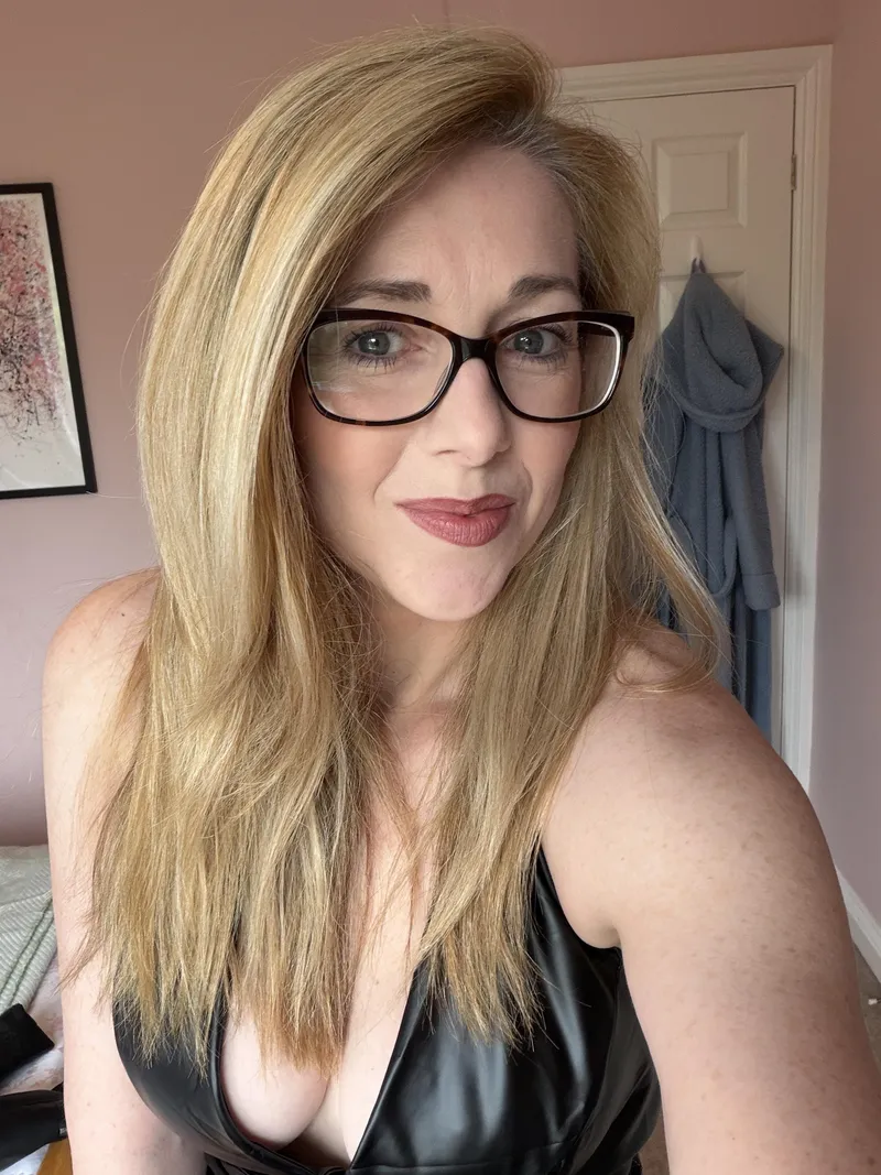 Thumbnail Contrast in Black: Josie_Glass' Eye-Catching Fashion Tips