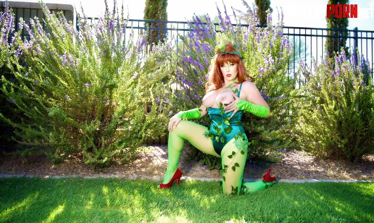 POISON IVY (Cassplay Cosplay) by camgirlcasswithsass